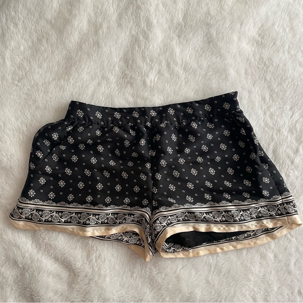 Forever 21 Black and Cream Pattern Women Shorts